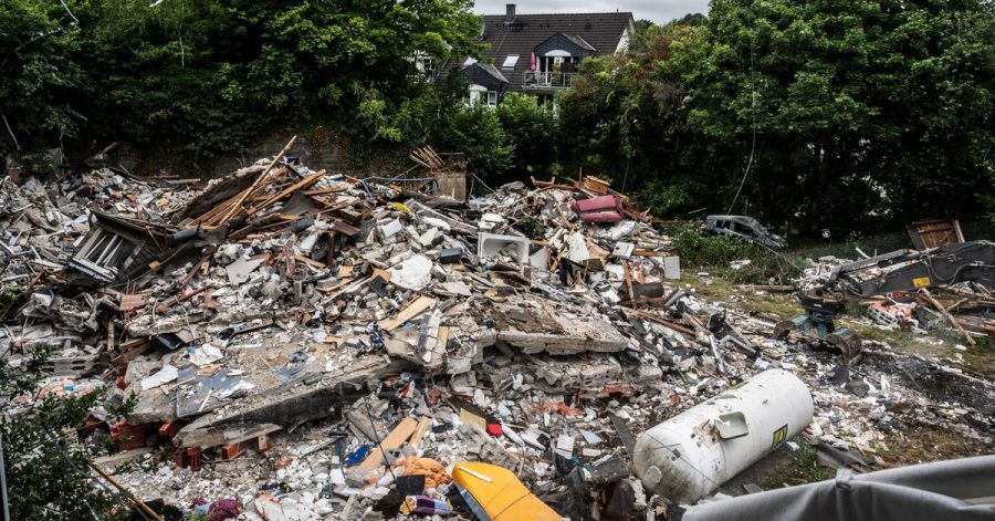 Nur Trümmerteile sind nach der Explosion von dem Haus in Hemer übriggeblieben.