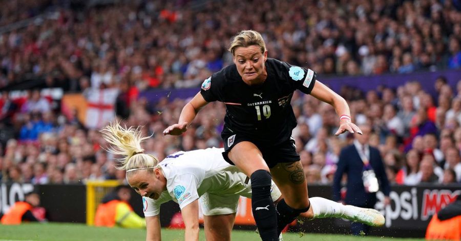 Beth Mead (l) aus England gegen Verena Hanshaw aus Österreich: Kein Quotensieg, aber mehr als doppelt so viel Publikum wie beim letzten Testspiel der DFB-Kickerinnen vor der EM sah zu.