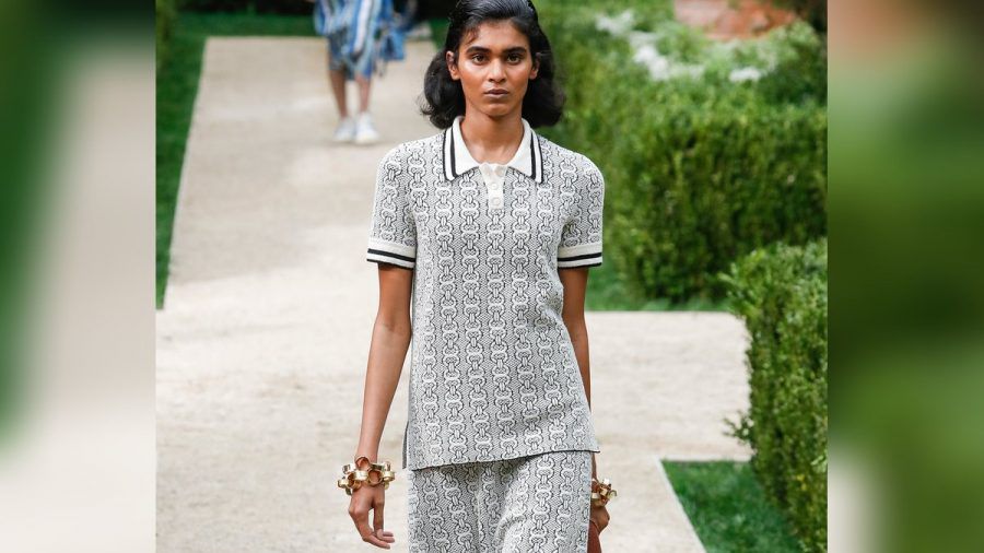 Auch das Luxuslabel Tory Burch setzt in seiner Sommerkollektion auf Poloshirts. (eee/spot)