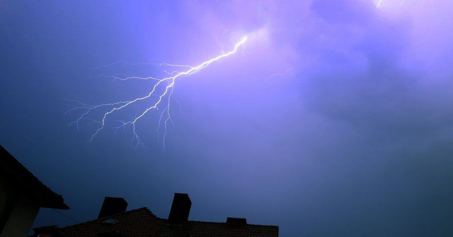 Blitze entladen sich über einem Wohnhaus in Würzburg. Nach der großen Hitze warnt der Deutsche Wetterdienst vor heftigen Gewittern.