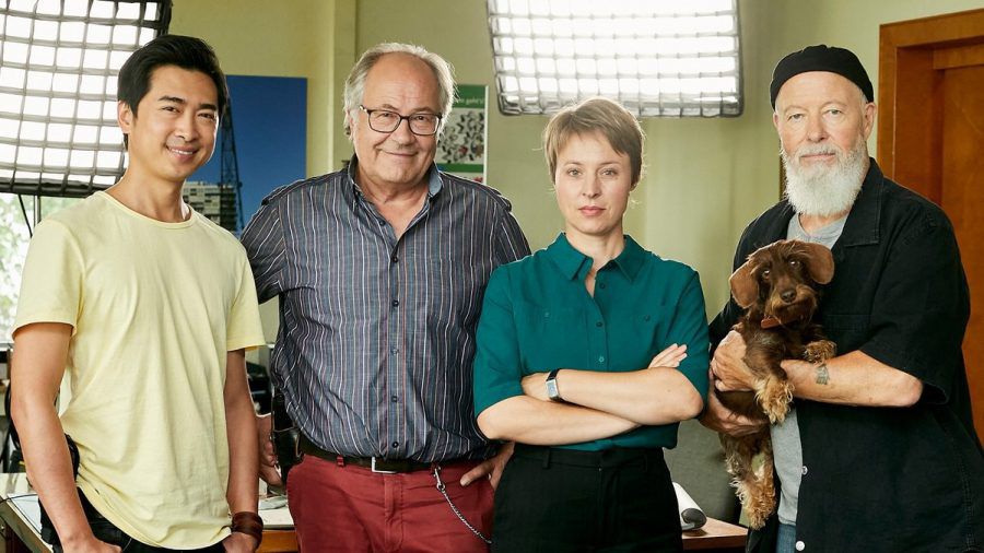 Aaron Le, Hartmut Volle, Katja Danowski und Bill Mockridge (v.l.) stehen für die neue Staffel "Rentnercops" vor der Kamera. (aha/spot)