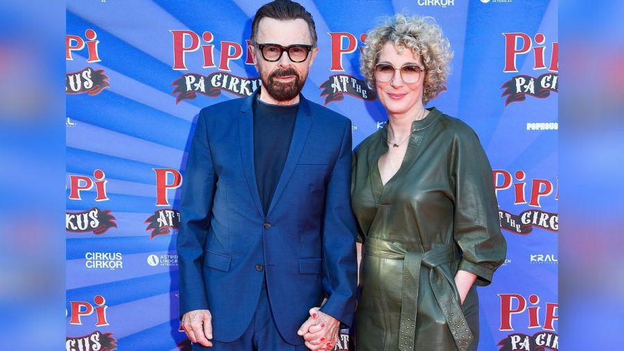 Björn Ulvaeus und seine neue Partnerin Christina auf dem roten Teppich in Stockholm. (eee/spot)
