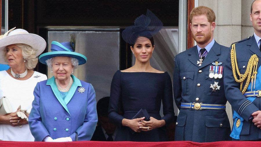Queen Elizabeth II., Prinz Harry und Herzogin Meghan bei einem gemeinsamen früheren Auftritt in London. (ili/spot)
