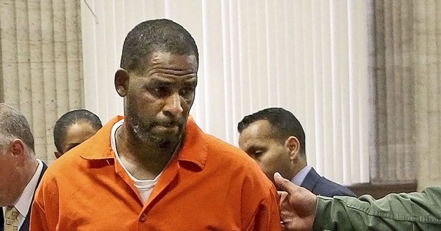 R. Kelly im Gericht (2019): Vor seinem nächsten Prozess ist der bereits in New York wegen Sexualverbrechen verurteilte frühere Musik-Star nach Chicago verlegt worden.