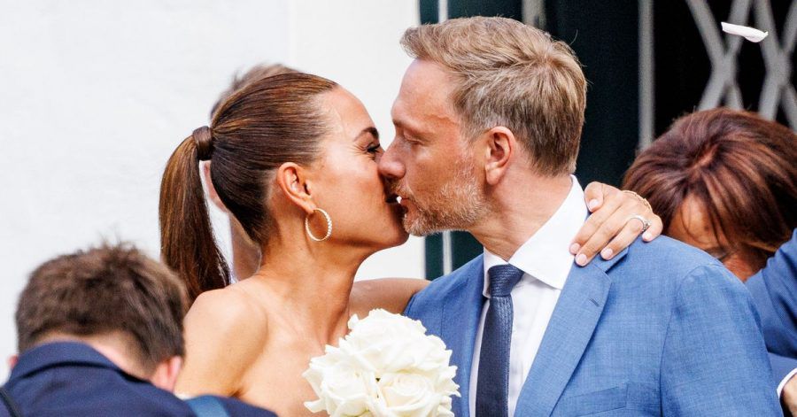 Bundesfinanzminister Christian Lindner und seine Franca geben sich einen Schmatzer.