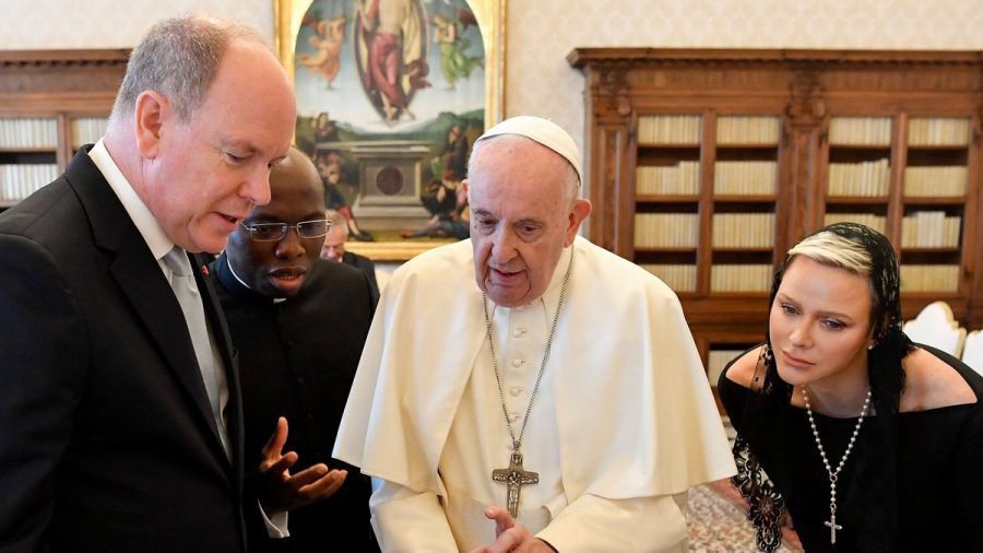 Fürst Albert II. von Monaco (l.), Papst Franziskus und Charlène von Monaco während eines Besuchs im Vatikan. (wue/spot)