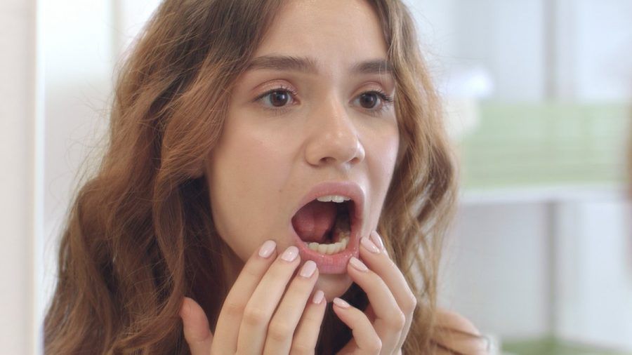 Abgeriebene Zähne können ein Hinweis für psychische Anspannung sein. (eee/spot)