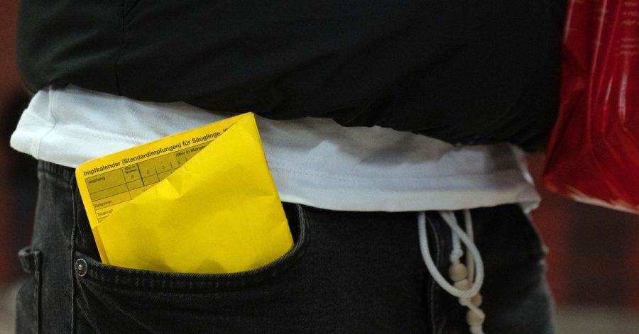 Impfpass in der Hosentasche: Unter anderem beim Thema Sinn und Zweck der Impfungen gegen Corona scheiden sich die Geister.