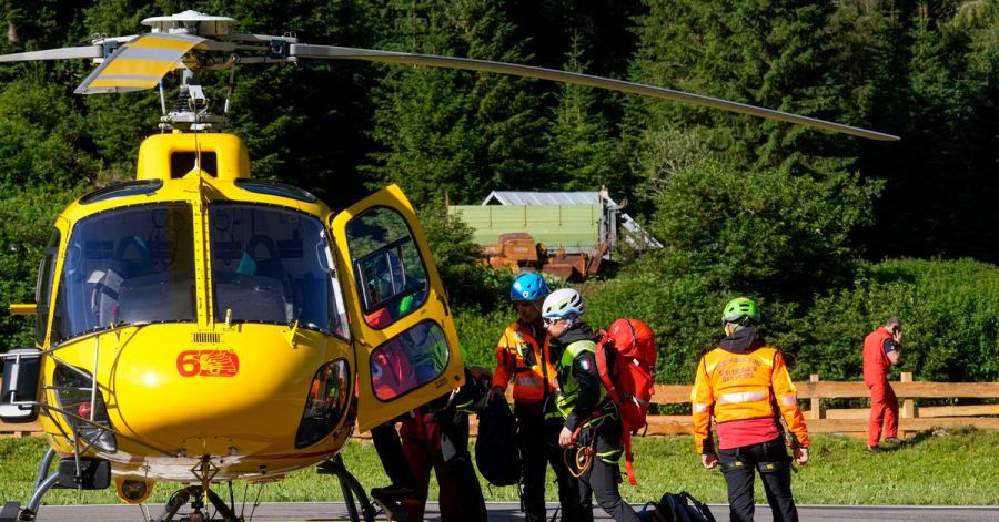 Retter bereiten sich auf die Suche nach den Opfern der Gletscherlawine in den italienischen Alpen vor.