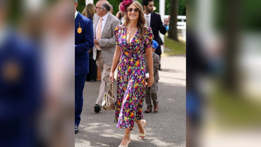 Fühlt sich sichtlich wohl in ihrem floralen Sommer-Look: Elizabeth Hurley beim Qatar Goodwood Festival. (eee/spot)