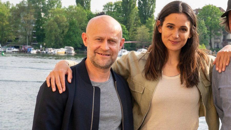 Jürgen Vogel mit "Jenseits der Spree"-Kollegin Seyneb Saleh. (smi/spot)