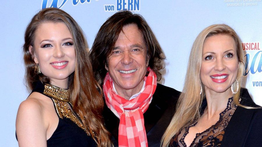 Jürgen Drews mit Ehefrau Ramona (r.) und Tochter Joelina in Hamburg. (wue/spot)