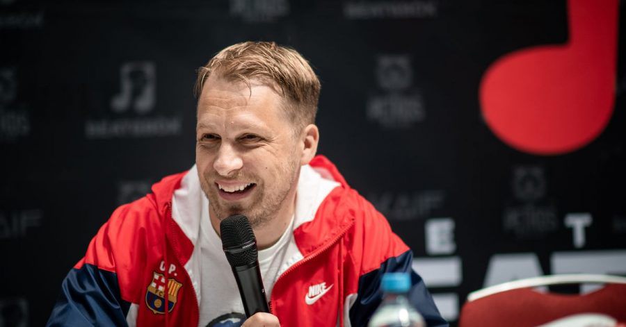 Oliver Pocher sitzt bei der Pressekonferenz in Oberhausen auf der Bühne.