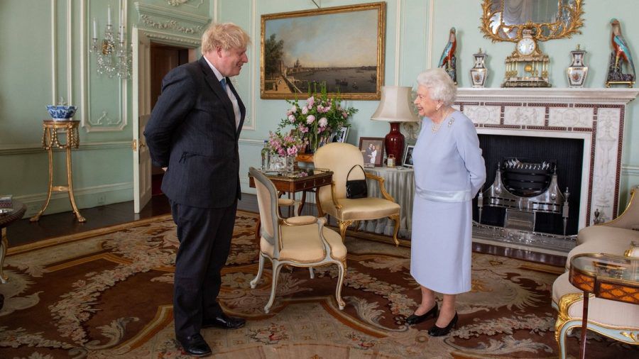 Auch Boris Johnson traf sich während seiner Amtszeit regelmäßig mit Queen Elizabeth II. (ln/dr/spot)