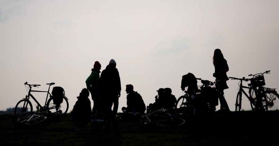 Jugendliche auf dem Tempelhofer Feld in Berlin. Der Anteil junger Menschen an der Gesamtbevlökerung nimmt weiter ab.