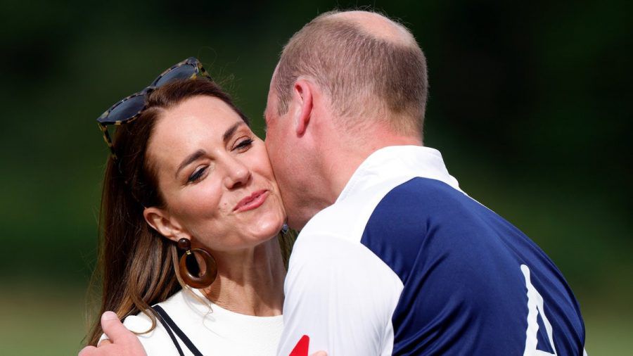 Herzogin Kate küsst Prinz William bei einem Polospiel in Windsor. (jes/spot)