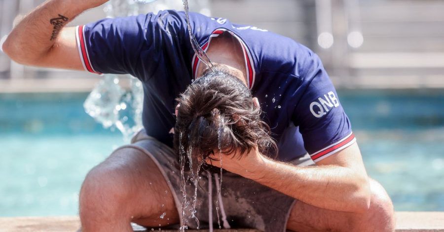 Abkühlung! Ein junger in Madrid übergießt sich mit einer Wasserflasche. Die Hitzewelle in Spanien erreicht nun auch Deutschland.