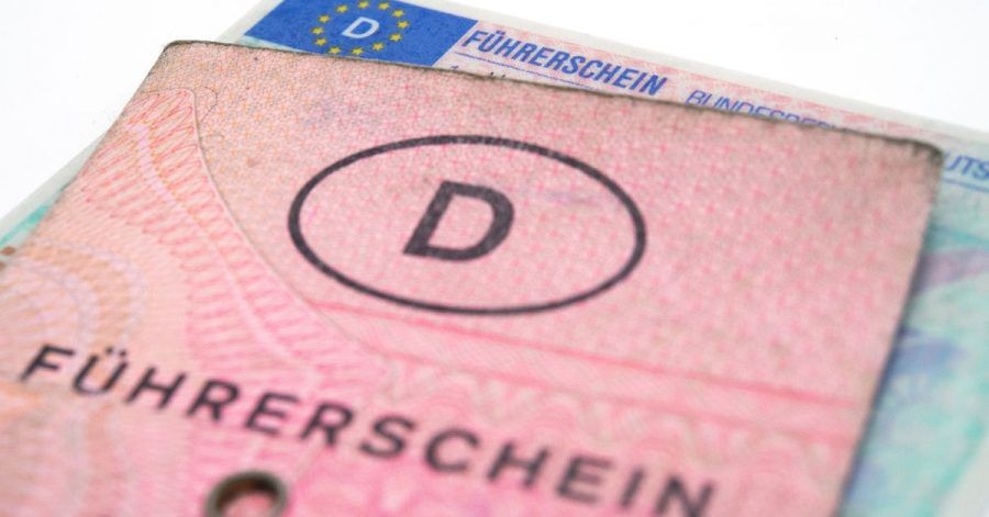 Autofahrer der Geburtsjahre von 1953 bis 1958 müssen sich von ihren alten Papierführerscheinen trennen.