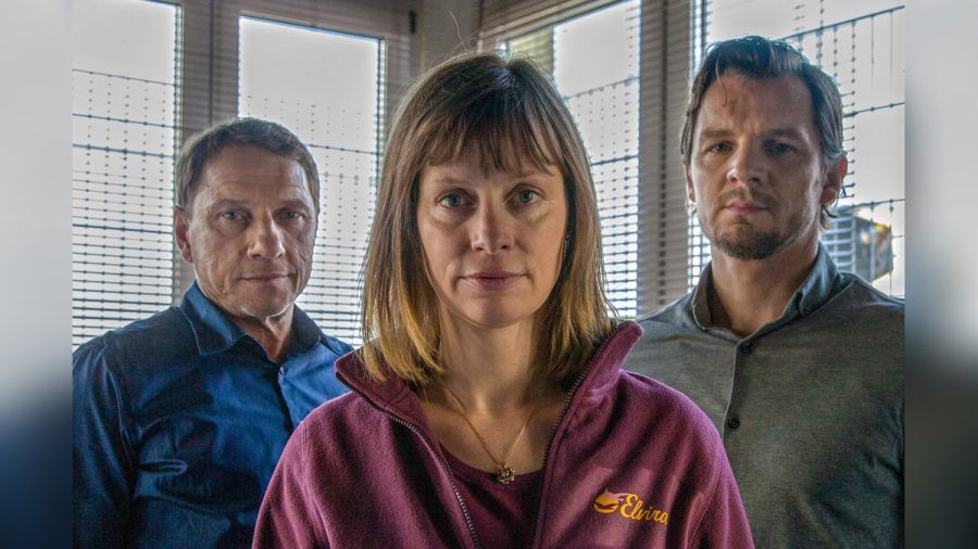 "Tatort: Anne und der Tod": Die Kommissare Thorsten Lannert (Richy Müller, l.) und Sebastian Bootz (Felix Klare) befragen die Altenpflegerin Anne Werner (Katharina Marie Schubert). (cg/spot)