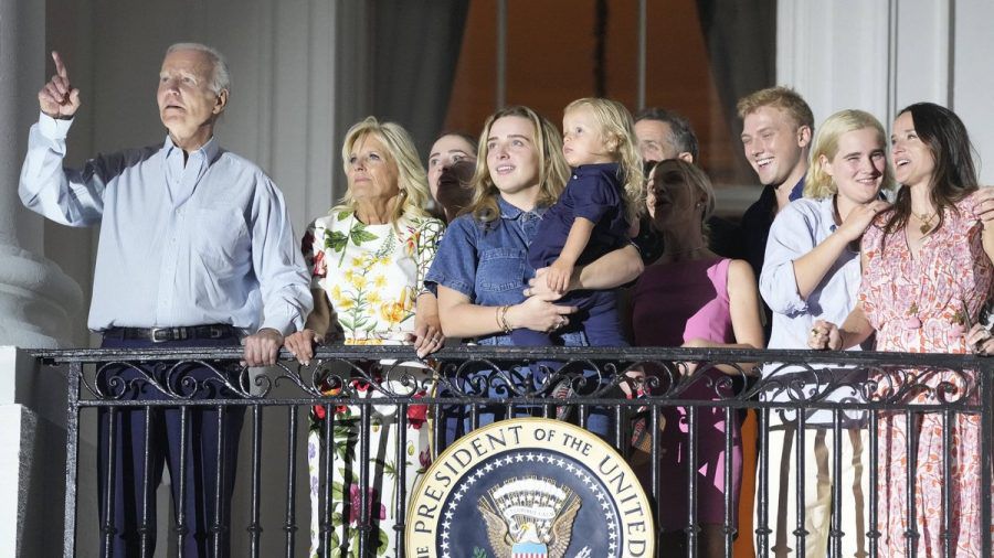 Joe und Jill Biden mit ihrer Familie auf dem Truman-Balkon des Weißen Hauses. (ncz/spot)