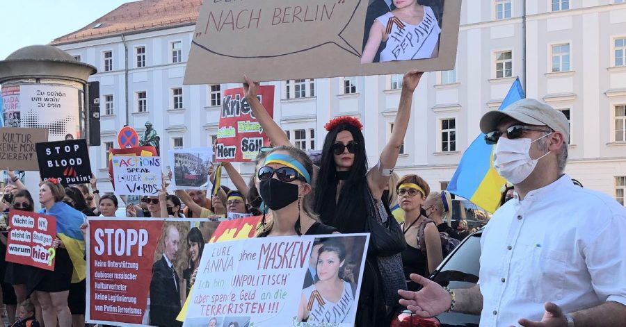 Der russische Opernstar Anna Netrebko hat nicht nur Fans: Demonstranten werfen ihr Nähe zu Putin vor.
