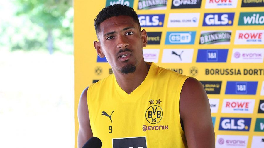 Sébastien Haller bei Mediengesprächen im BVB-Trainingslager. (eee/spot)