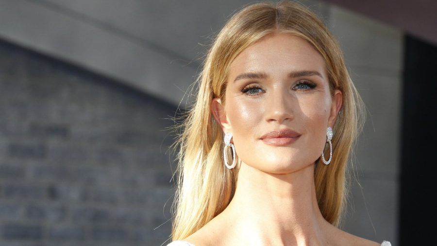 Model und Schauspielerin Rosie Huntington-Whiteley verkörpert mit ihrem Look die Clean Girl Ästhetik. (the/spot)