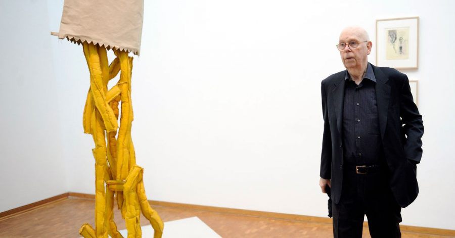 Künstler Claes Oldenburg im Museum Ludwig vor seinem Werk «Shoestring Potatoes, Spilling from a Bag, 1966».