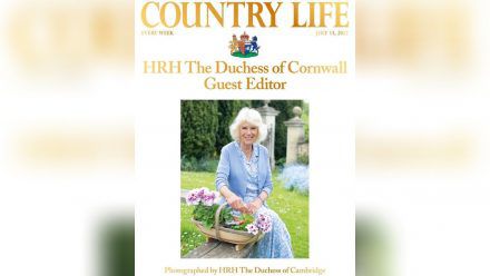 Herzogin Camilla auf dem Titel des "Country Life"-Magazins, fotografiert von Herzogin Kate. (ncz/spot)