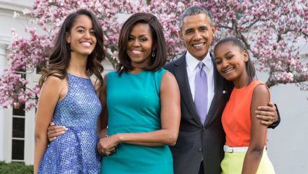 Malia Obama (links) mit ihrer Familie. (jom/spot)