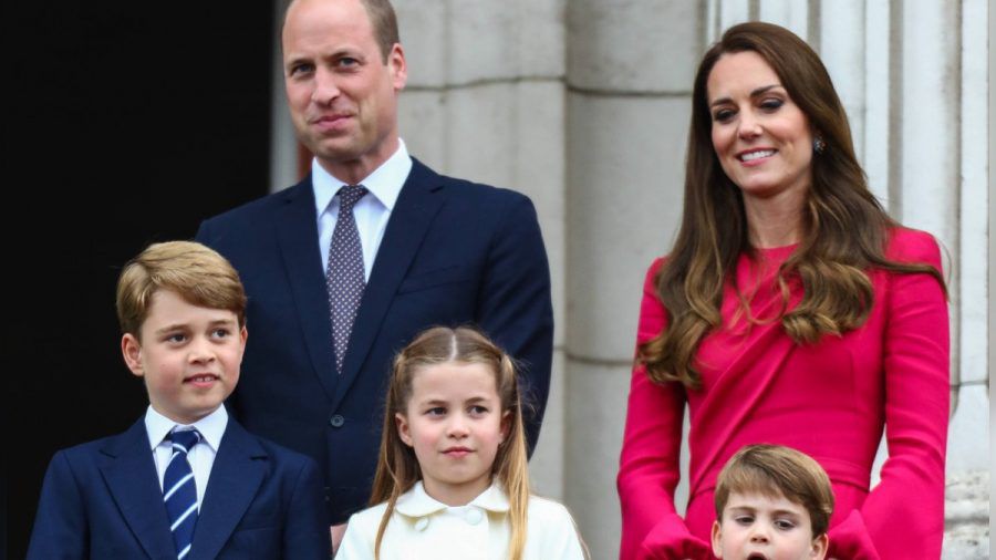 Prinz William (hinten) und Prinzessin Charlotte (vorne) wünschen der englischen Frauen-Fußball-Nationalmannschaft "viel Glück". (ili/spot)