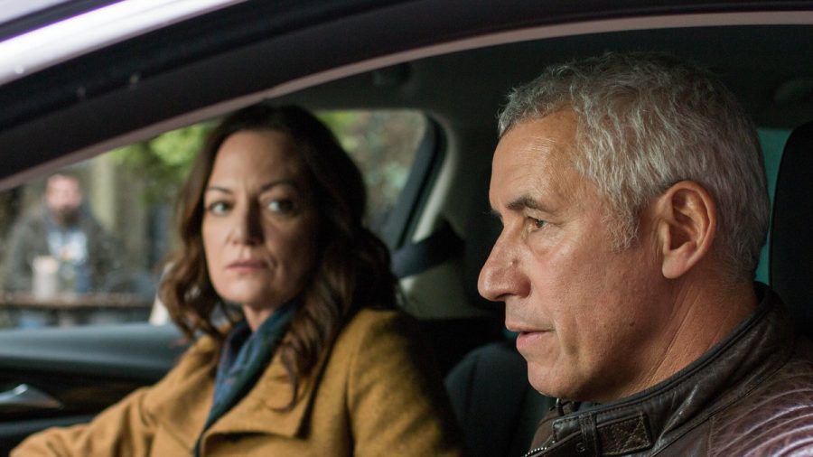 "Unter anderen Umständen: Über den Tod hinaus": Jana Winter (Natalia Wörner) und Matthias Hamm (Ralph Herforth) besuchen die Kaffeerösterei der Erhardts. (cg/spot)