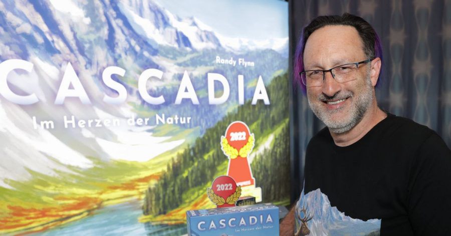 Das Plättchenlegespiel Cascadia des Autors Randy Flynn ist zum «Spiel des Jahres 2022» gewählt worden.