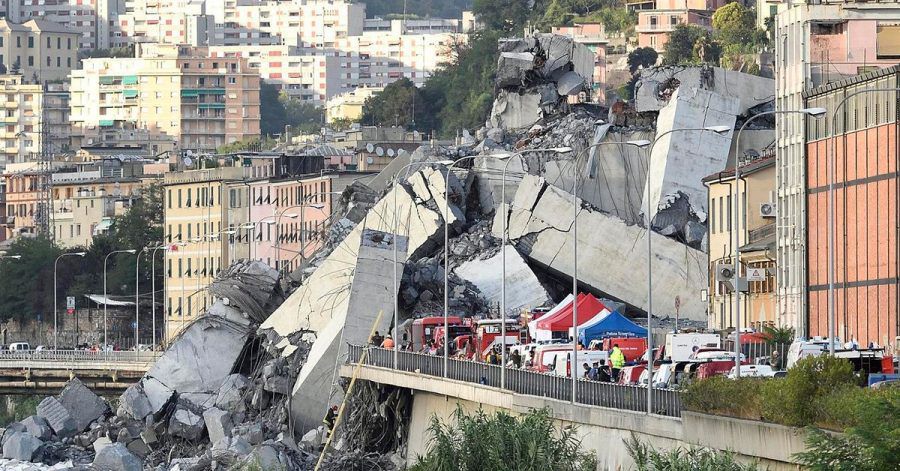 Fahrzeuge der Rettungskräfte stehen vor der teilweise eingestürzten Autobahnbrücke (2018).