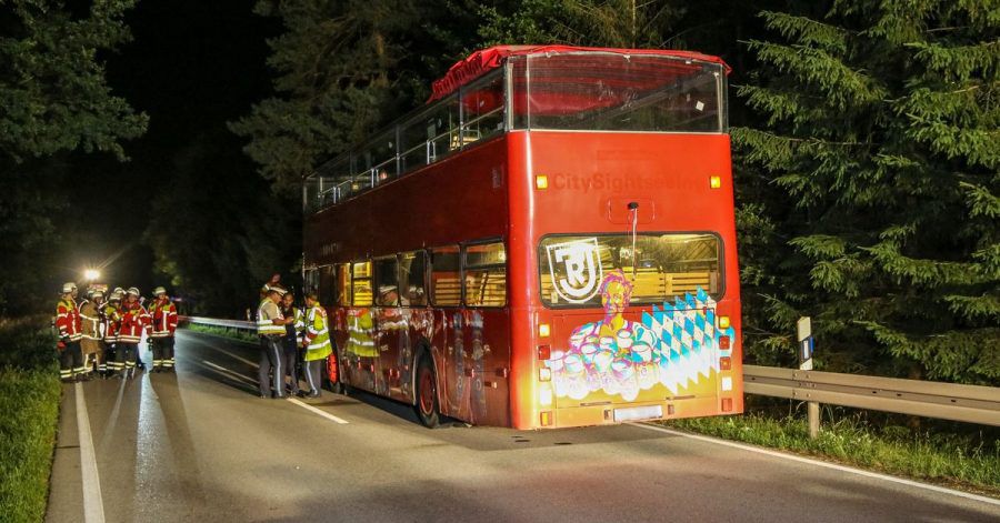 Eine Feier auf dem Deck eines offenen Partybusses ist am Freitagabend bei einer Unterführung in Steinberg am See (Landkreis Schwandorf) für einen 27-Jährigen mit schweren Verletzungen zu Ende gegangen.