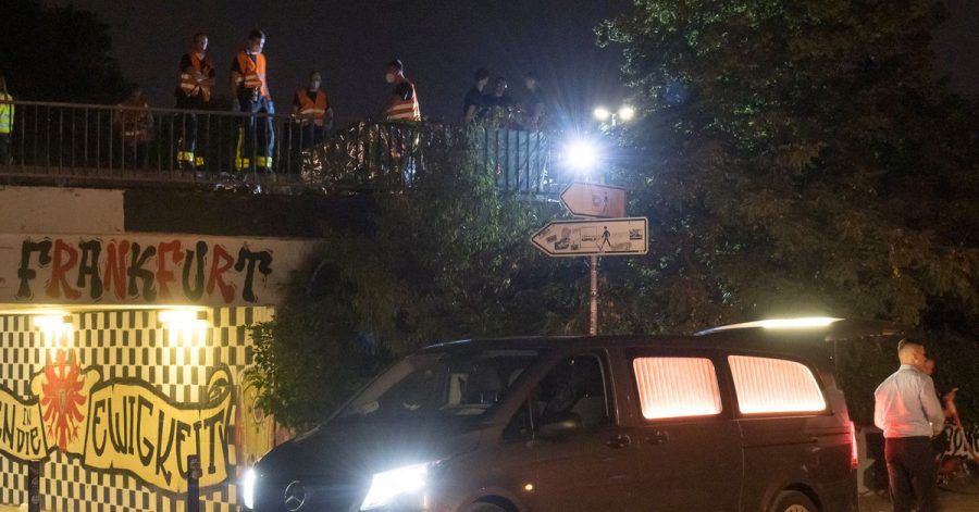 Eine 25-jährige Frau und ein 45 Jahre alter Mann sind in Frankfurt von einem Zug erfasst worden und gestorben.