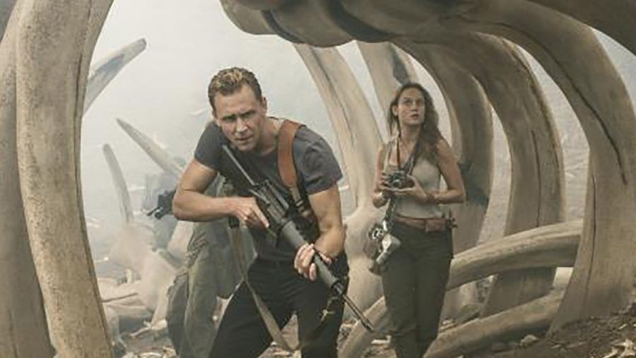 "Kong: Skull Island": Captain James Conrad (Tom Hiddleston) und Mason Weaver (Brie Larson). (cg/spot)