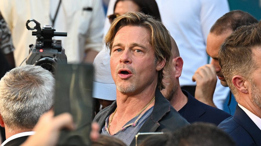 Brad Pitt nimmt ein Bad in der Menge