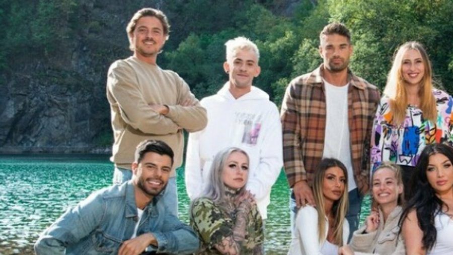 Dominic Smith, ganz links stehend, mit den Teilnehmern der Sendung "Couple Challenge". Die Show wurde 2020 ausgestrahlt. (mia/spot)