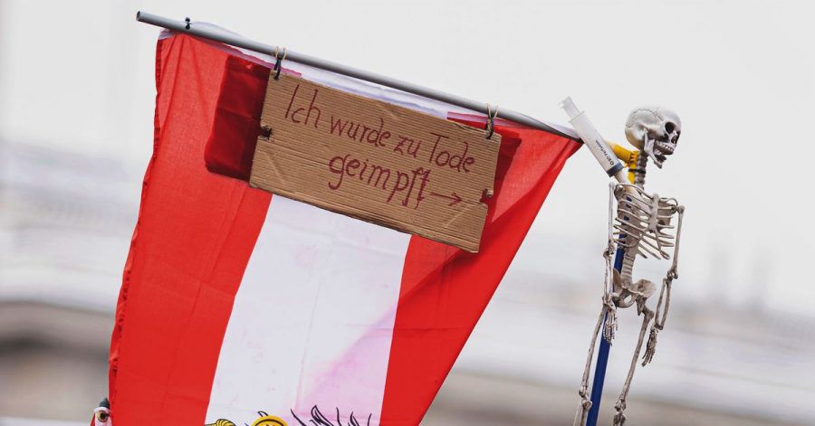 Österreichische Fahne mit der Aufschrift «Ich wurde zu Tode geimpft» auf einem Protest gegen Corona-Maßnahmen der österreichischen Regierung in Wien. (Symbolbild)