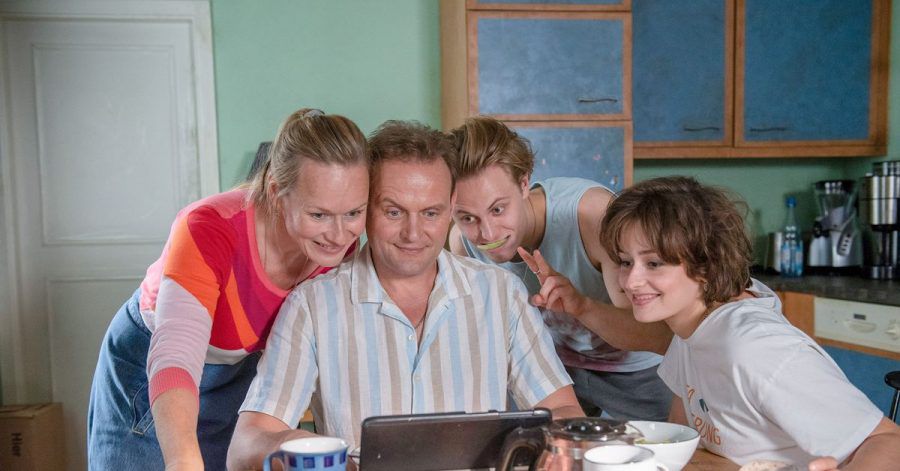 Anja Wagner (Anja Schneider, l), ihr Mann Michael (Devid Striesow, 2.v.l.) und ihr Sohn Niklas (Max Schimmelpfennig, 2.v.r.) sprechen per Bildschirm mit Niklas' Schwester Stella.