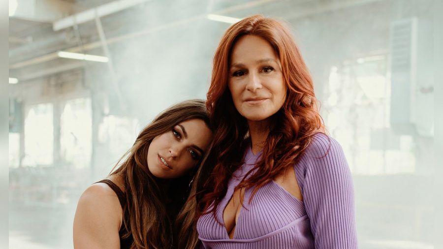Vanessa Mai (l.) und Andrea Berg haben kürzlich ihre gemeinsame Single "Unendlich" veröffentlicht. (tae/spot)