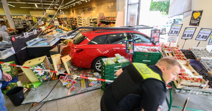 Ein Kleinwagen steht nach einem Unfall im Fenster eines Edeka-Supermarktes in Braunschweig.