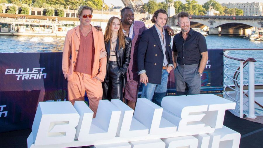 Die Stars aus "Bullet Train": Brad Pitt, Joey King, Bryan Tyree Henry und Aaron Taylor-Johnson mit Regisseur David Leitch (v.l.). (eee/spot)