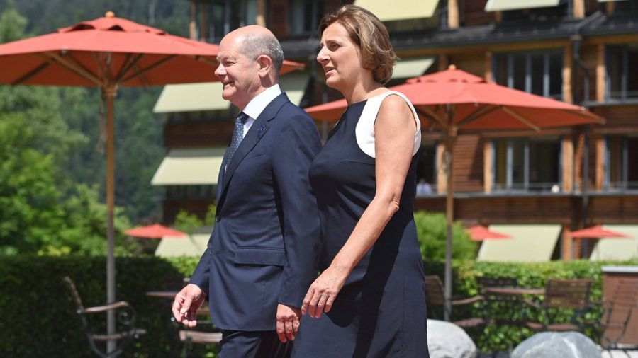 Bundeskanzler Olaf Scholz und seine Frau Britta Ernst beim G7-Gipfel. (mia/spot)