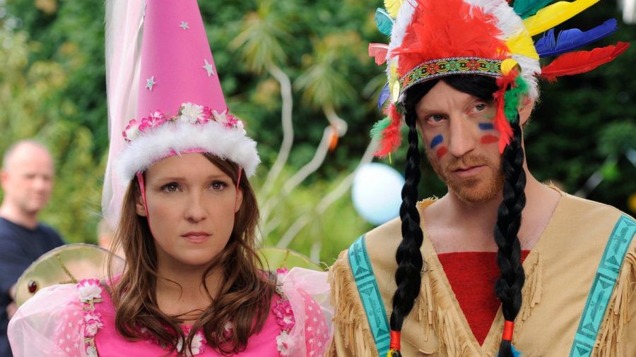 "Schatz, nimm du sie!": Toni (Carolin Kebekus) und Marc (Maxim Mehmet) sprengen den Geburtstag ihres eigenen Sohnes. (cg/spot)