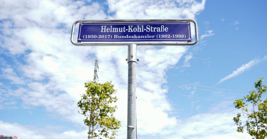 Ein Straßenschild mit der Aufschrift "Helmut-Kohl-Straße" steht bei der offiziellen Einweihung der Helmut-Kohl-Straße und der Helmut-Schmidt-Brücke am Lindenhofplatz.