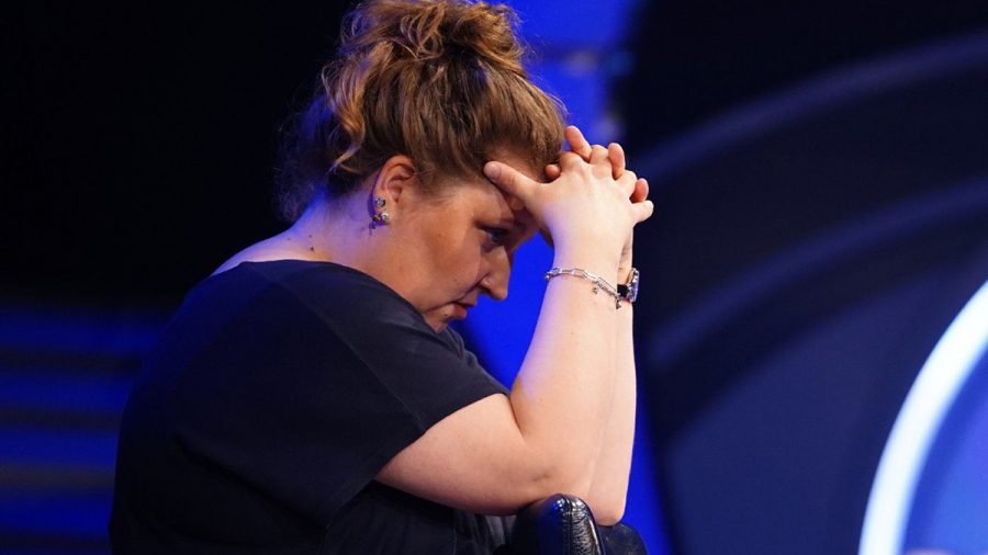 Christine Kurzmann neben dem Ratestuhl