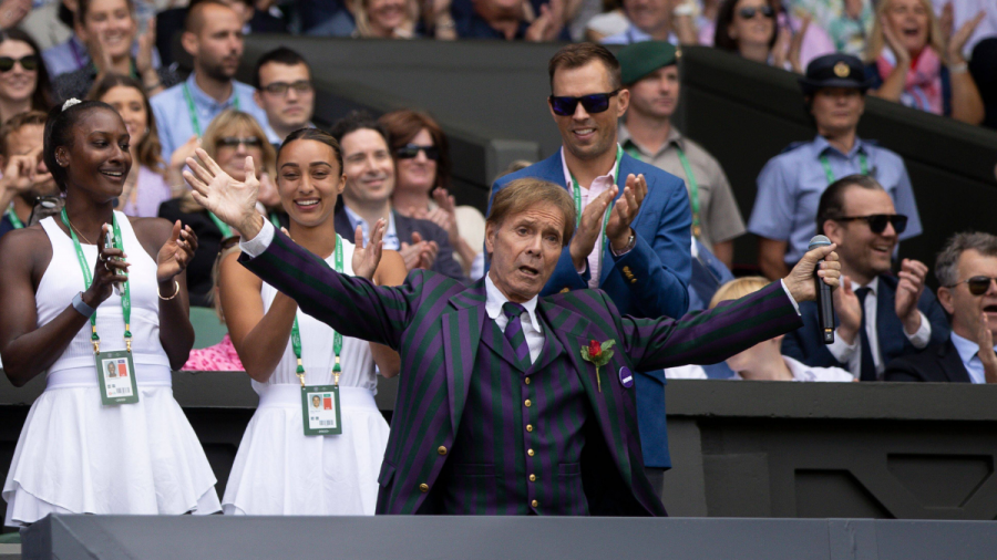 Cliff Richard singt "Summer Holiday" in Wimbledon