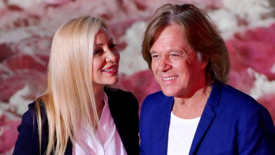 Jürgen Drews mit seiner Ehefrau Ramona in der Show "Die große Schlagerstrandparty 2022 - Es geht wieder los!". (wue/spot)